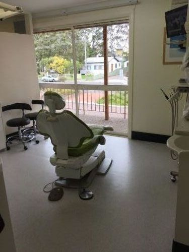 Strong Chris W Dr - Dentist in Melbourne 5
